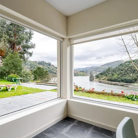 Hostwise - Riverside Retreat W/ Infinity Pool Holiday home *
