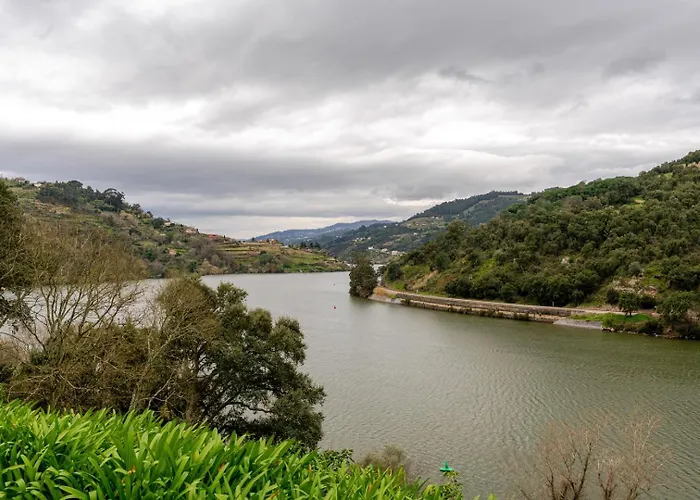 펜션 Riverside Retreat W/ Infinity Pool By Hostwise