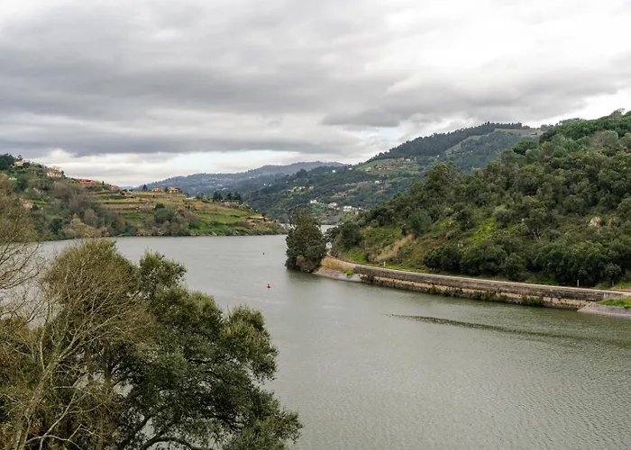 Riverside Retreat W/ Infinity Pool By Hostwise 레센데