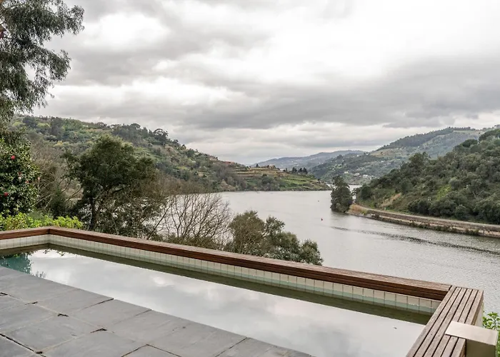 펜션 Riverside Retreat W/ Infinity Pool By Hostwise