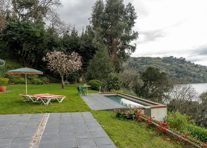 펜션 Riverside Retreat W/ Infinity Pool By Hostwise