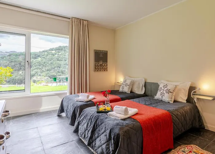 Riverside Retreat W/ Infinity Pool By Hostwise